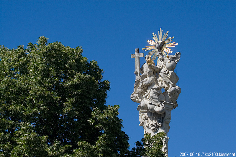 statue